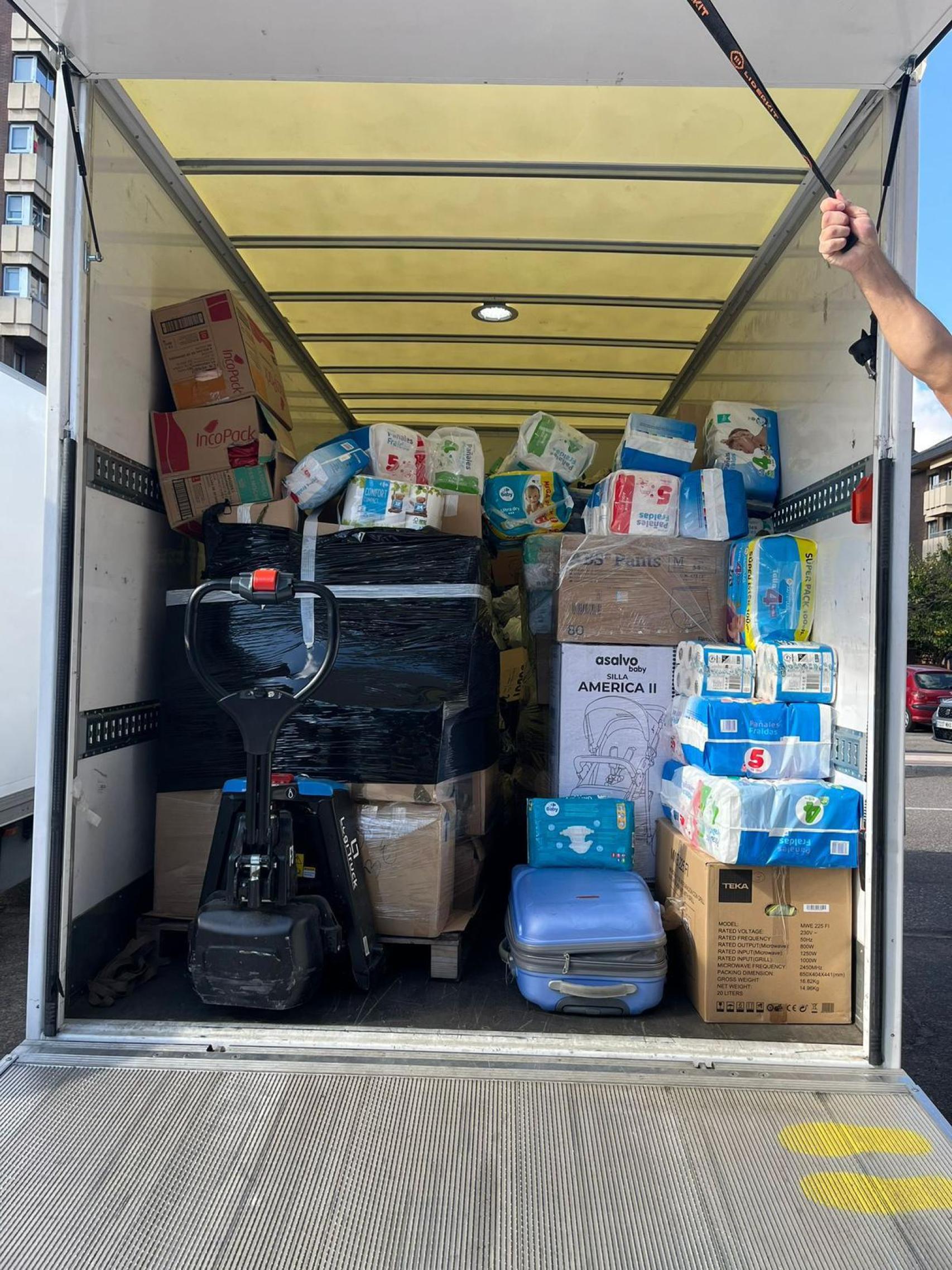 Camión lleno de las donaciones realizadas por los vallisoletanos en el Centro Cívico José Luis Mosquera