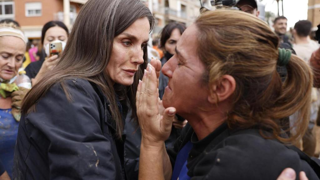 La reina con una vecina en Paiporta este domingo