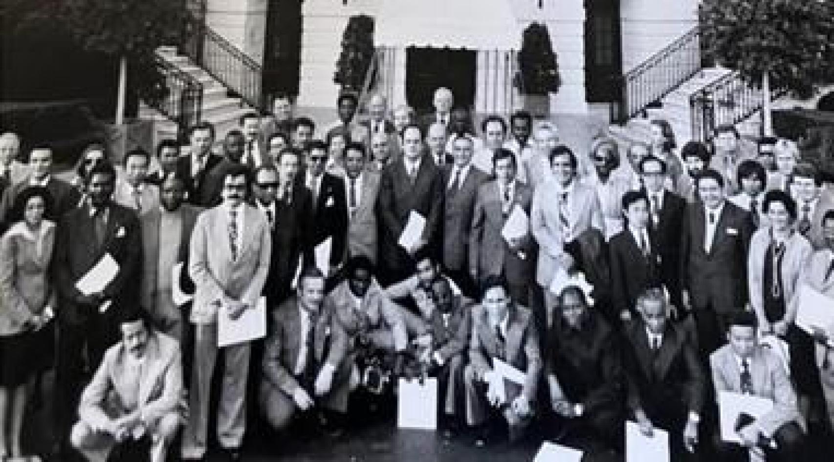 Miguel Cid, en el centro con traje oscuro, en 1976 con visitantes iberoamericanos en la Casa Blanca