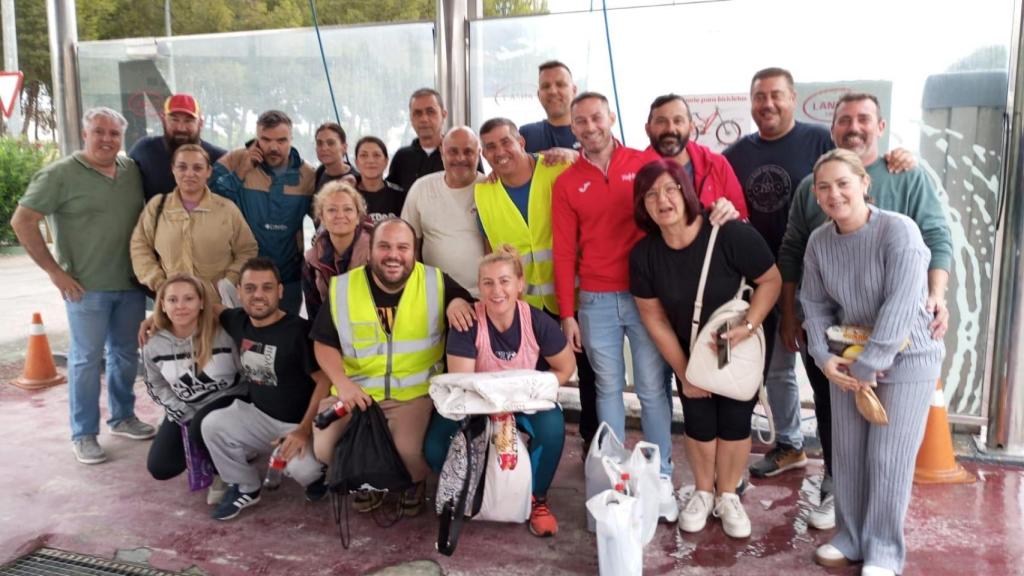 Los integrantes del convoy solidario que este domingo ha salido desde la Región de Murcia a Catarroja.