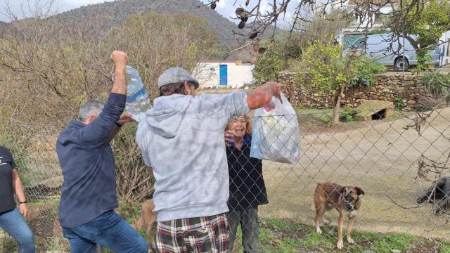 Llevan a vecinos aislados bolsas con suministros.