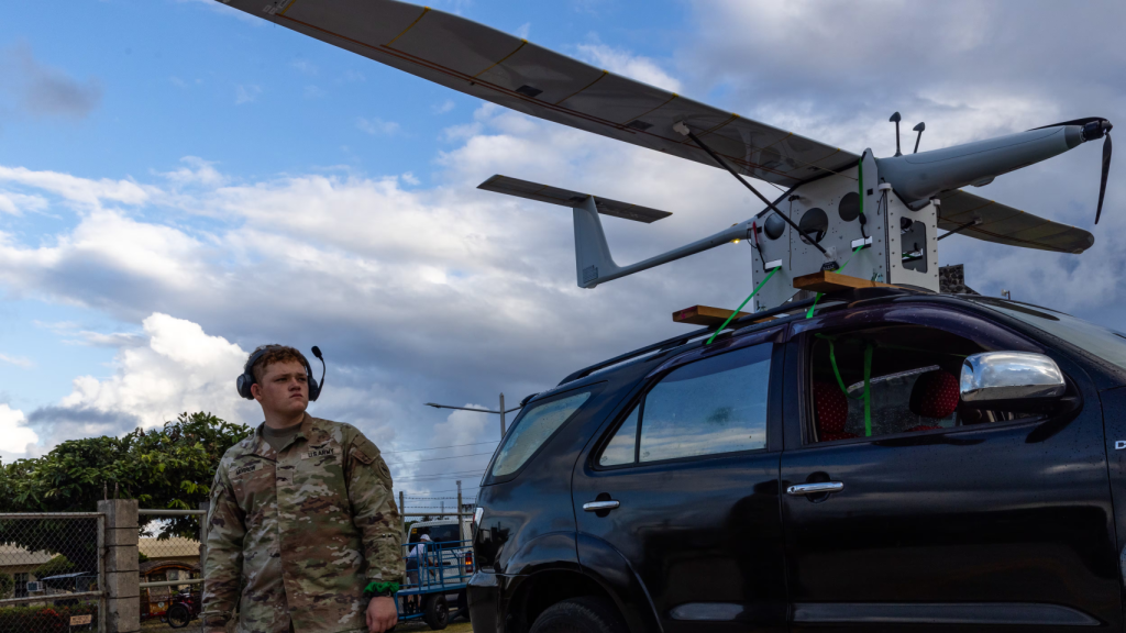 Dron K1000 ULE acoplado en el techo de un vehículo para su lanzamiento