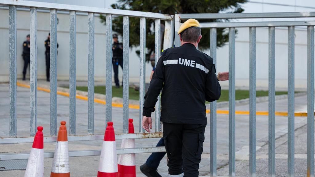 Un miembro de la UME entra en la morgue habilitada en la Feria de Valencia.