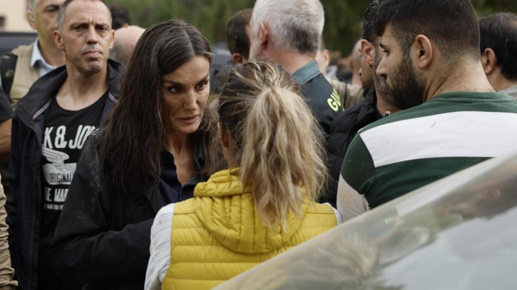 La reina Letizia consuela a una víctima de las inundaciones, durante su visita a Paiporta este domingo. Gritos