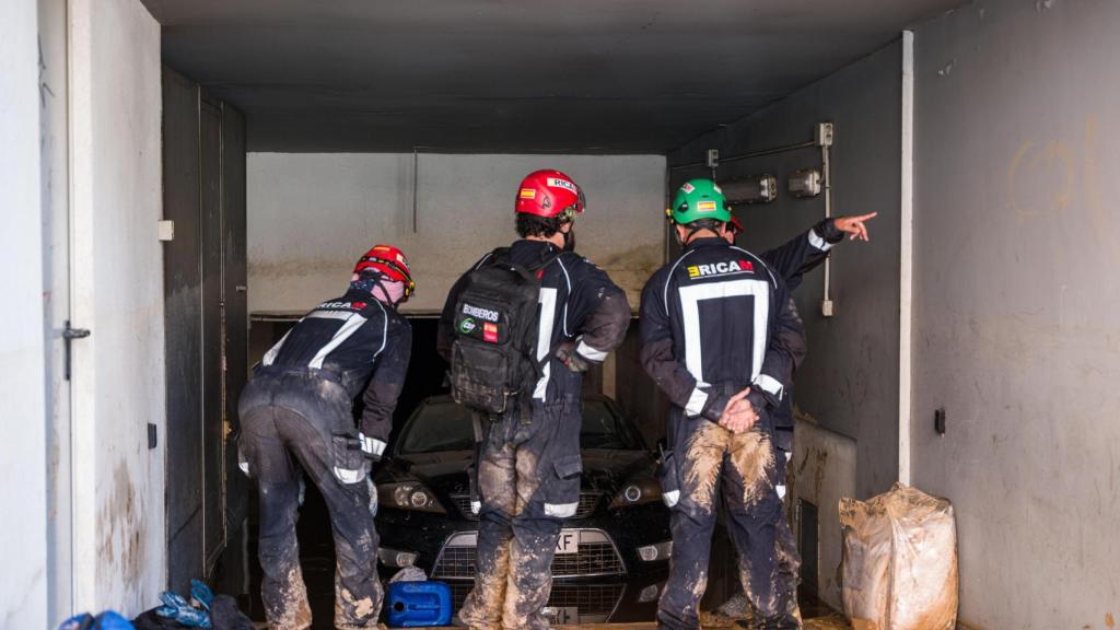 Miembros del ERICAM, durante una inmersión en un garaje de Sedaví con desaparecidos.