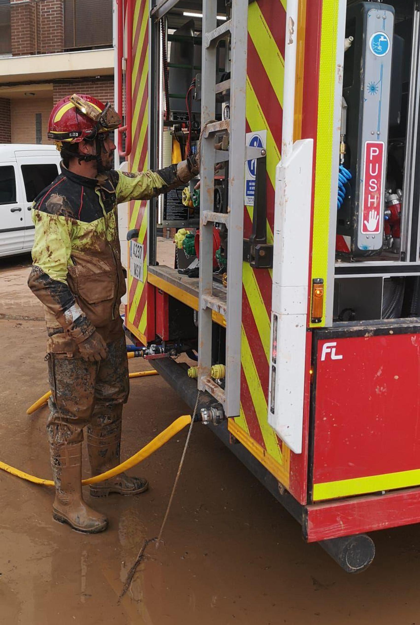 Un bombero del Ayuntamiento de Valladolid en Aldaia (Valencia)