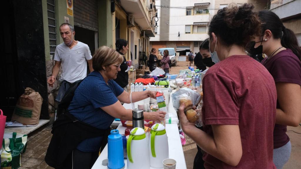 Ana Isabel reparte comida y café entre los voluntarios.