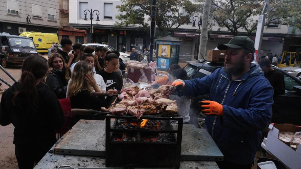 Puesto de comida habilitado en la plaza del pueblo.