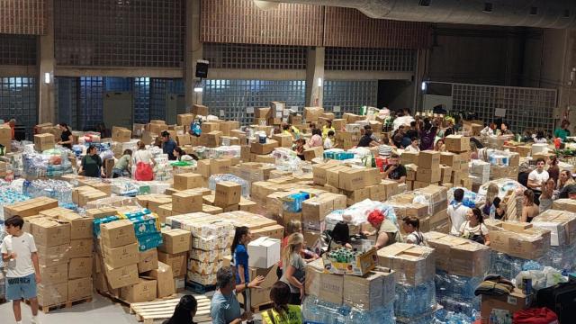 Así estaba el sábado Alicante con la aportación de toneladas de productos a las víctimas de la DANA en Valencia.