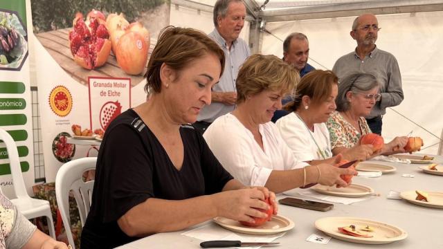 La denominación de origen de la granada mollar de Elche realiza un concurso para mostrar lo fácil que es de pelar.