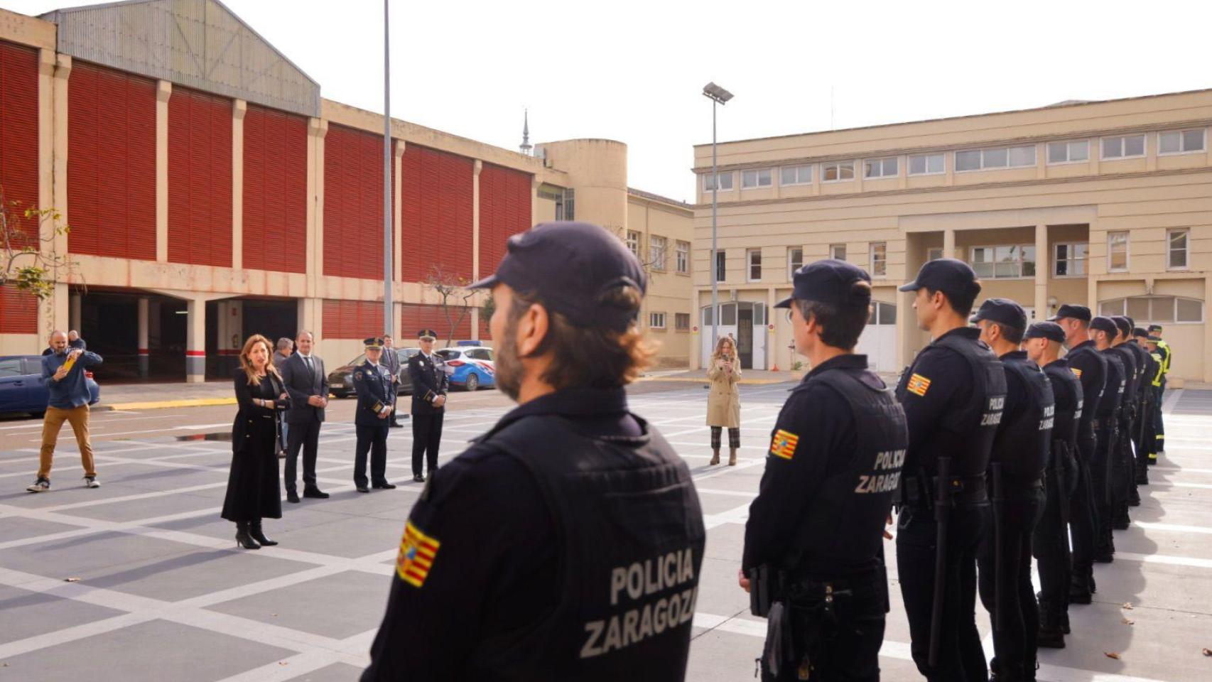 Los 16 agentes de la UAPO de Zaragoza  y la alcaldesa de la ciudad, en la partida del cuerpo a Valencia.