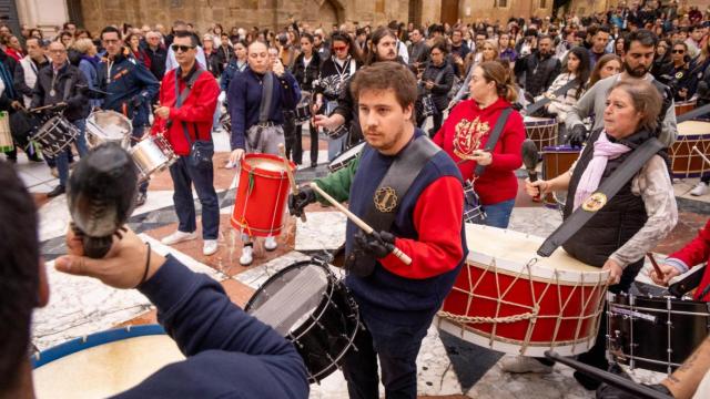 Tamborrada en plaza de La Seo, centro de recogida de productos y alimentos para Valencia.