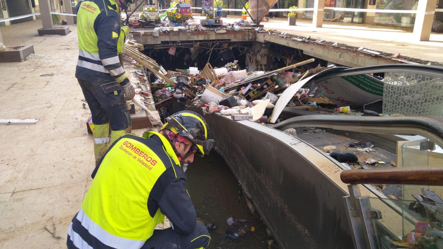 Bomberos de la Diputación de Valladolid trabajando en el centro comercial de Aldaia (Valencia)