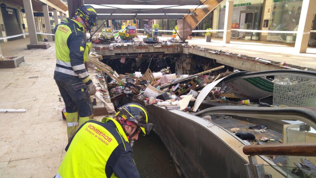 Bomberos de la Diputación de Valladolid trabajando en el centro comercial de Aldaia (Valencia)