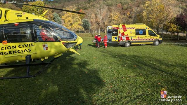 Helicóptero de rescate de la Junta de Castilla y León y ambulancia de Sacyl