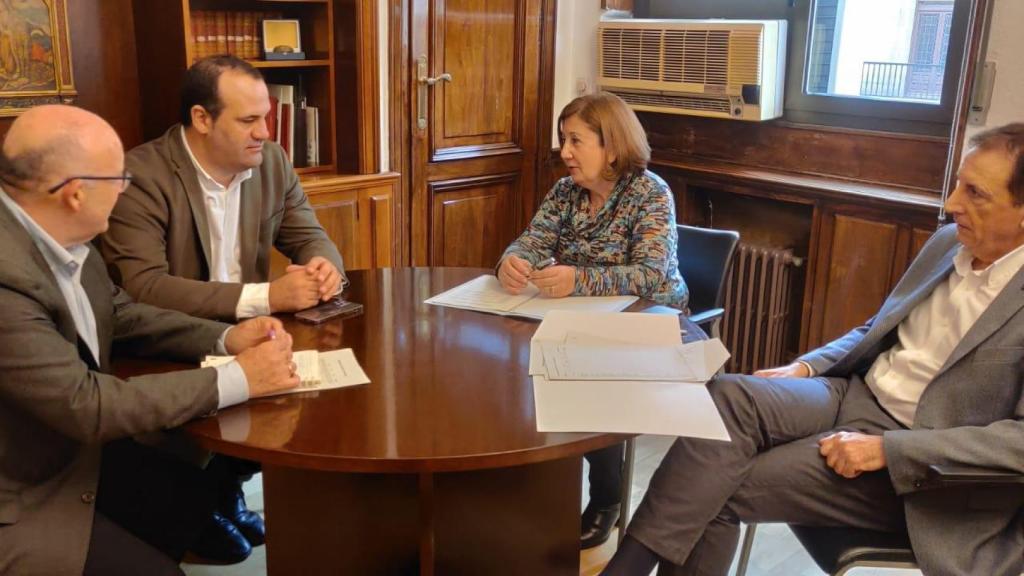 Reunión del alcalde de Santa Marta, David Mingo; y la subdelegada del Gobierno en Salamanca, Rosa López