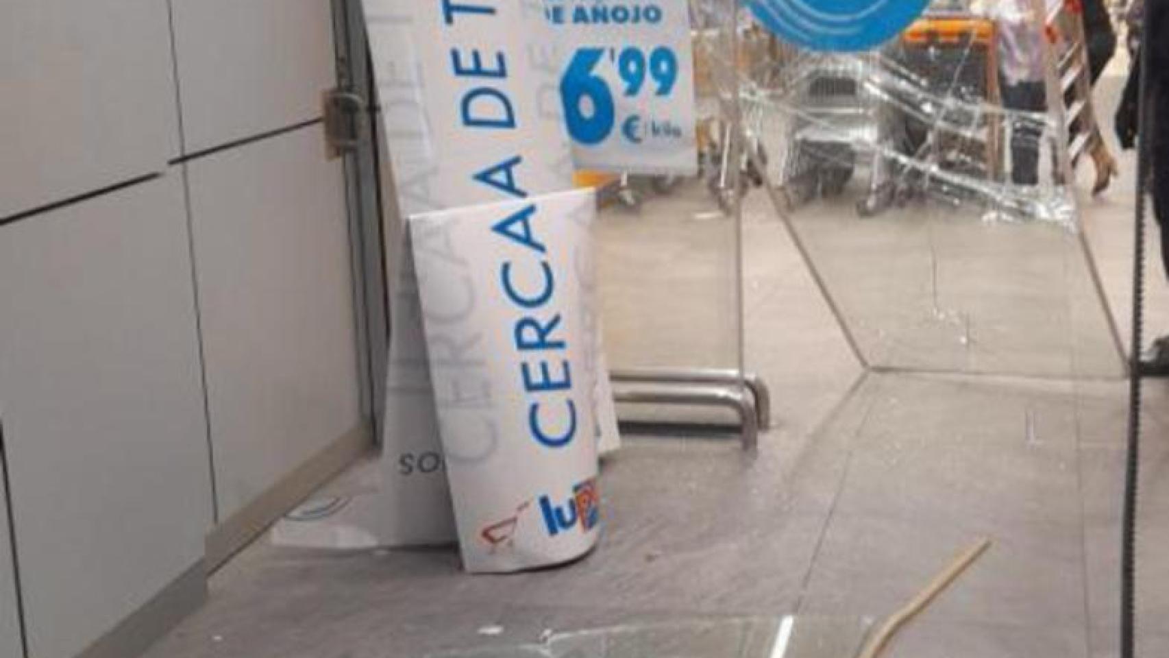 Las puertas de un supermercado en Valladolid, reventadas por el detenido