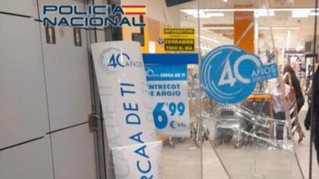 Las puertas de un supermercado en Valladolid, reventadas por el detenido