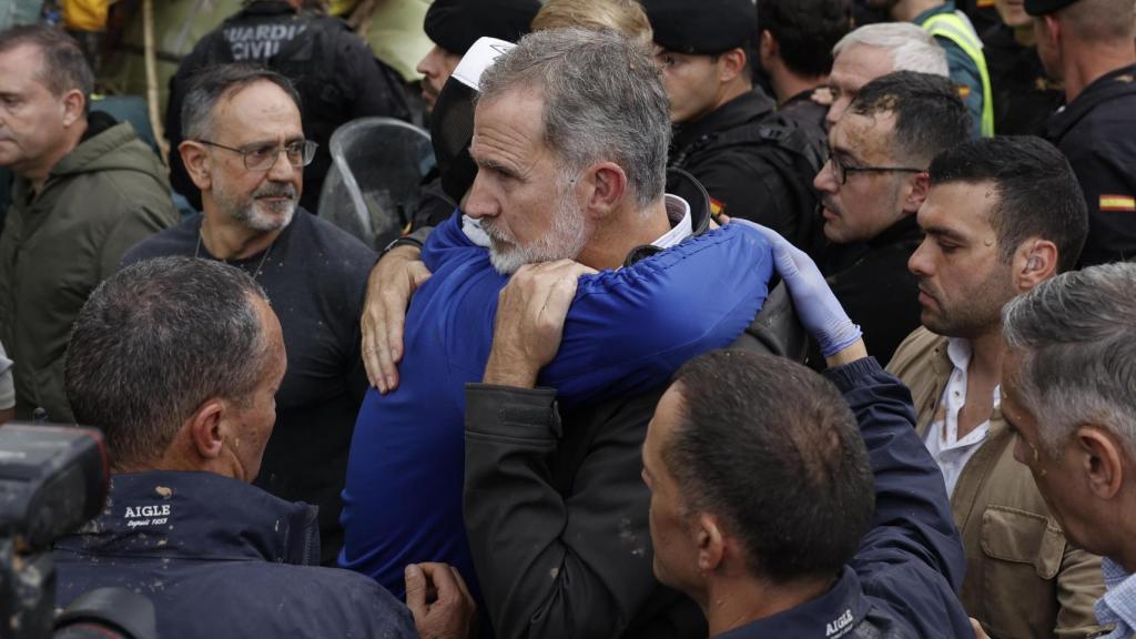 Felipe VI se abraza a uno de los afectados por la DANA.