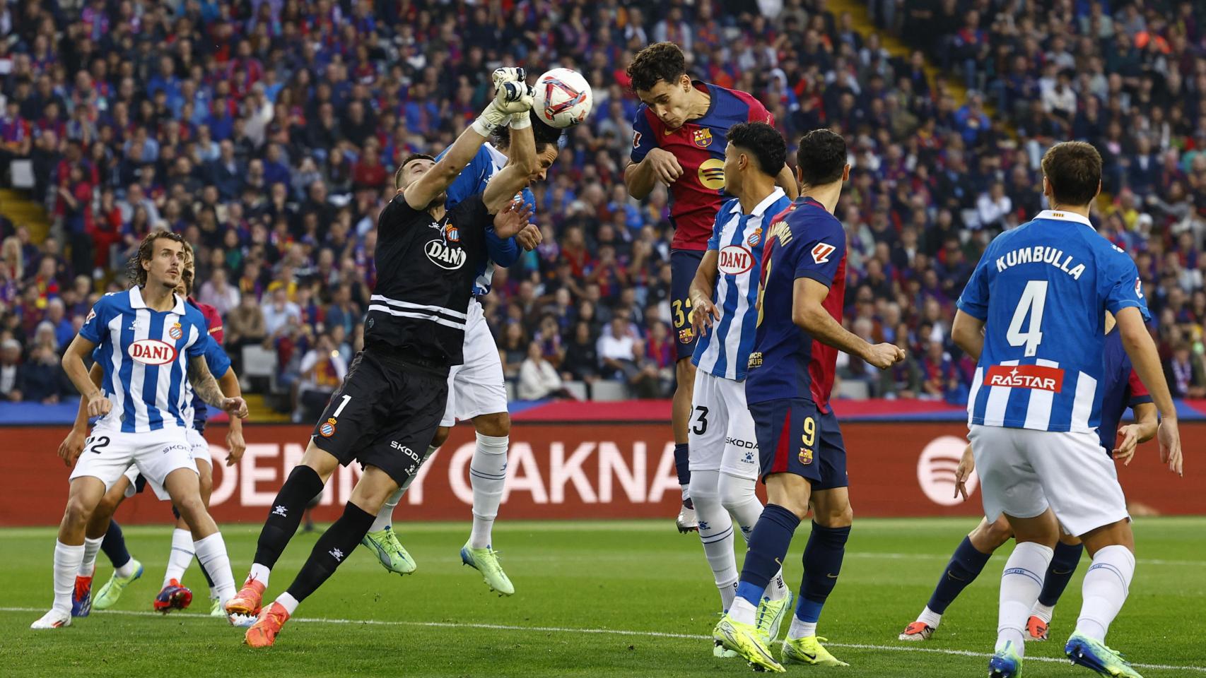 Joan García despeja un centro al área del Barça