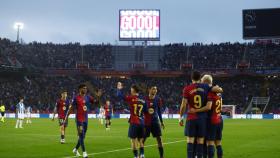 Los jugadores del Barça celebran el segundo gol de Dani Olmo en el partido.