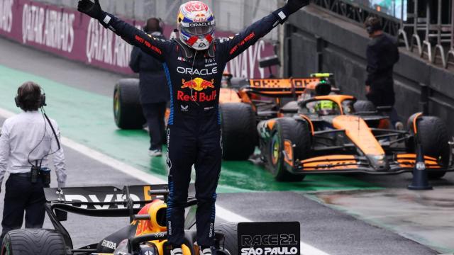 Max Verstappen celebra el triunfo en el GP de Brasil.