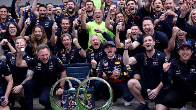 Celebración de la escudería Red Bull tras la victoria de Verstappen en Brasil.