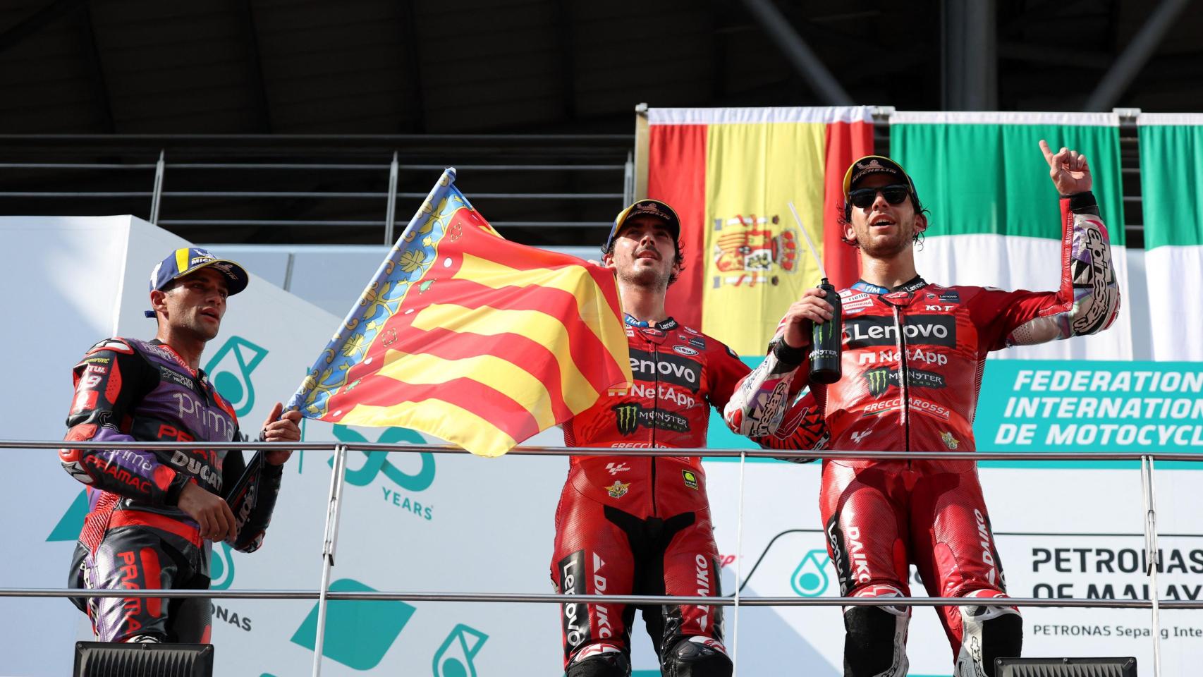 Jorge Martín, con la bandera de la Comunitat Valenciana, Pecco Bagnaia y Enea Bastianini, en el podio del GP de Malasia.