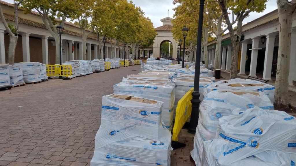 Treinta trailers, camiones y furgonetas cargados de alimentos y material de limpieza parten de Albacete rumbo a Valencia.