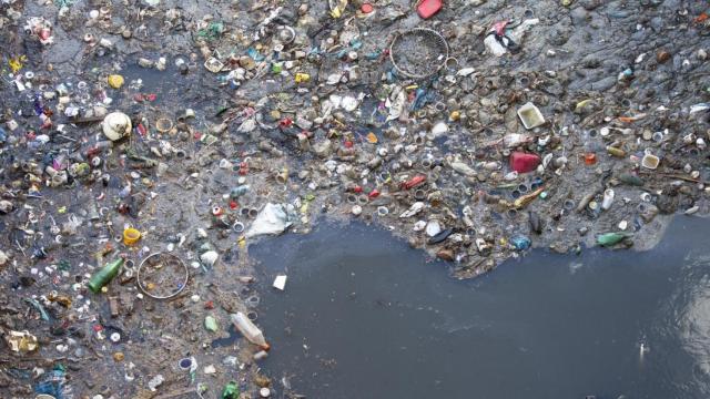 Contaminación de plásticos en un río.