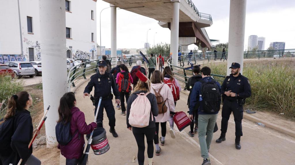 Efectivos de la Policía Nacional controlan el acceso de voluntarios a la pasarela que lleva hasta La Torre, este domingo.