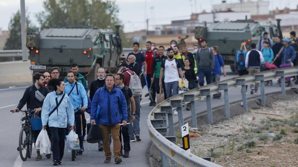 Voluntarios salen desde Valencia en dirección a Paiporta para colaborar en las labores de limpieza y reconstrucción de las zonas afectadas por la DANA, este domingo.