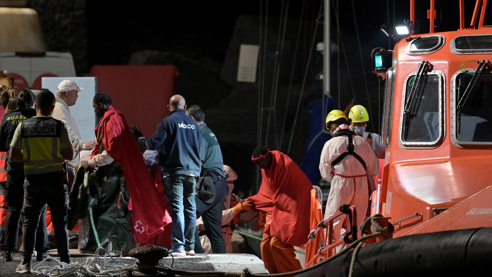 La Salvamar Mízar, de Salvamento Marítimo,  este domingo de madrugadaen el sur de El Hierro.