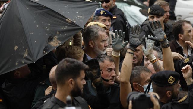 Insultos y lanzamiento de barro a la comitiva de los Reyes  al llegar al centro de Paiporta.