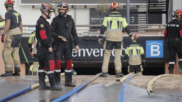 Efectivos de la UME y del cuerpo de Bomberos extraen agua del parking subterráneo del Centro Comercial Bonaire para poder acceder a los coches aparcados, este domingo.