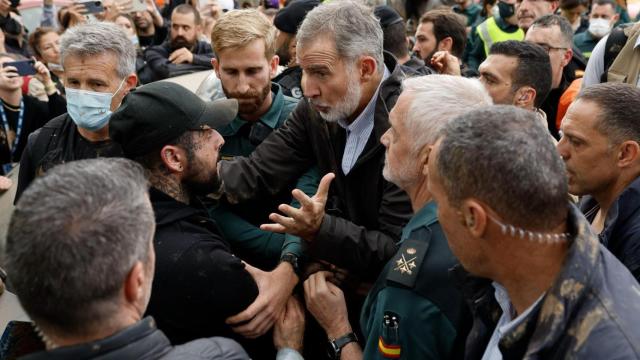 El Rey Felipe VI conversa con un ciudadano, durante la visita oficial a Paiporta (Valencia).