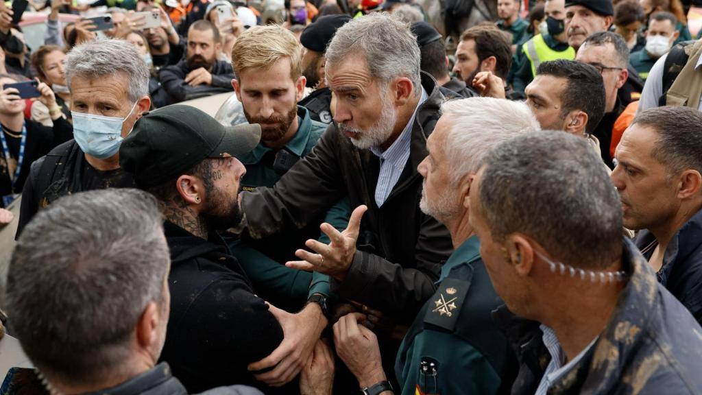 El Rey Felipe VI conversa con un ciudadano, durante la visita oficial a Paiporta (Valencia).