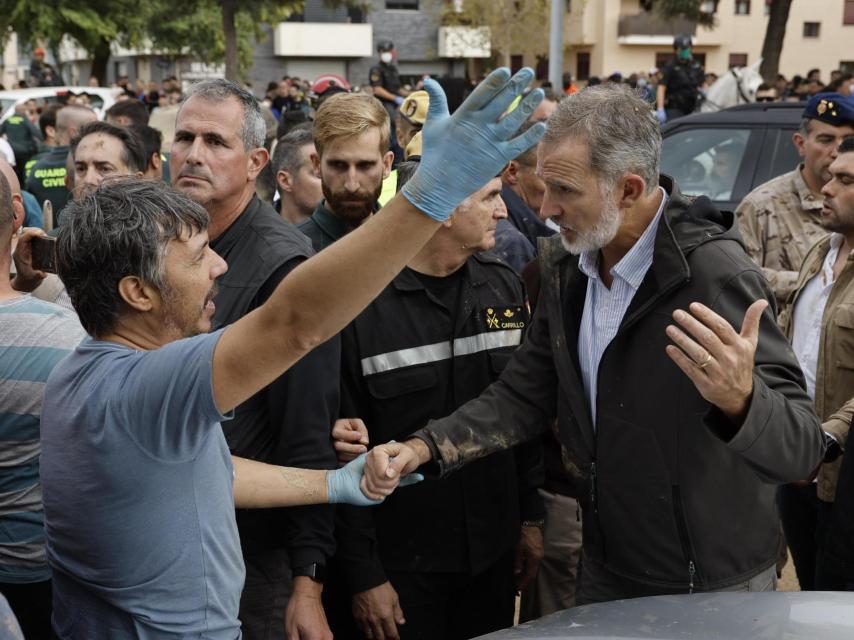 El rey Felipe, durante su visita a Paiporta este domingo.