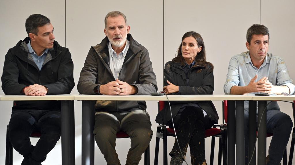 Pedro Sánchez, Felipe VI, Letizia y Carlos Mazón en el centro de emergencias en Valencia.