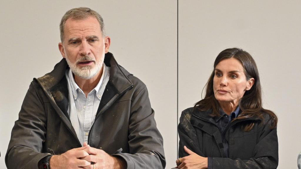 Pedro Sánchez, Felipe VI, Letizia y Carlos Mazón en el centro de emergencias en Valencia.