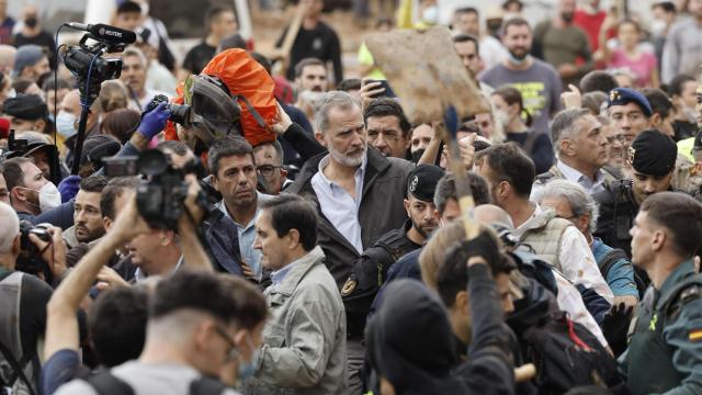 El Rey Felipe VI y el presidente Carlos Mazón, este domingo en las calles de Paiporta, después de que Pedro Sánchez  abandonara la comitiva oficial.