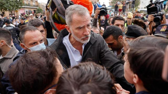 Felipe VI, este domingo en las calles de Paiporta (Valencia), dialogando con los afectados.