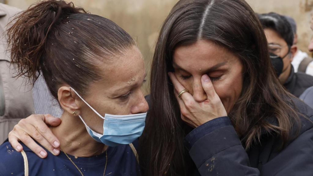 La reina Letizia, rota de dolor, junto a una vecina de Paiporta.