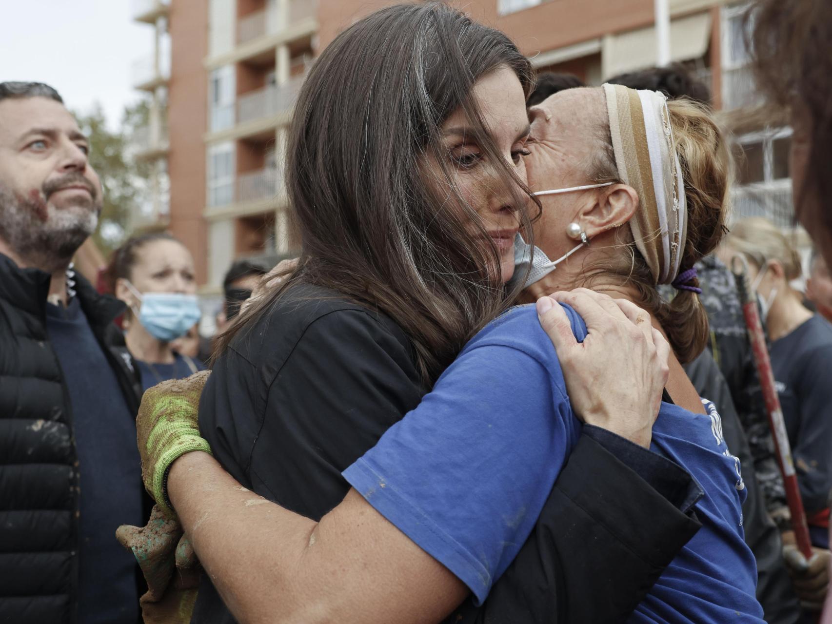 La reina Letizia abraza a una de las víctimas de la Dana en Paiporta.