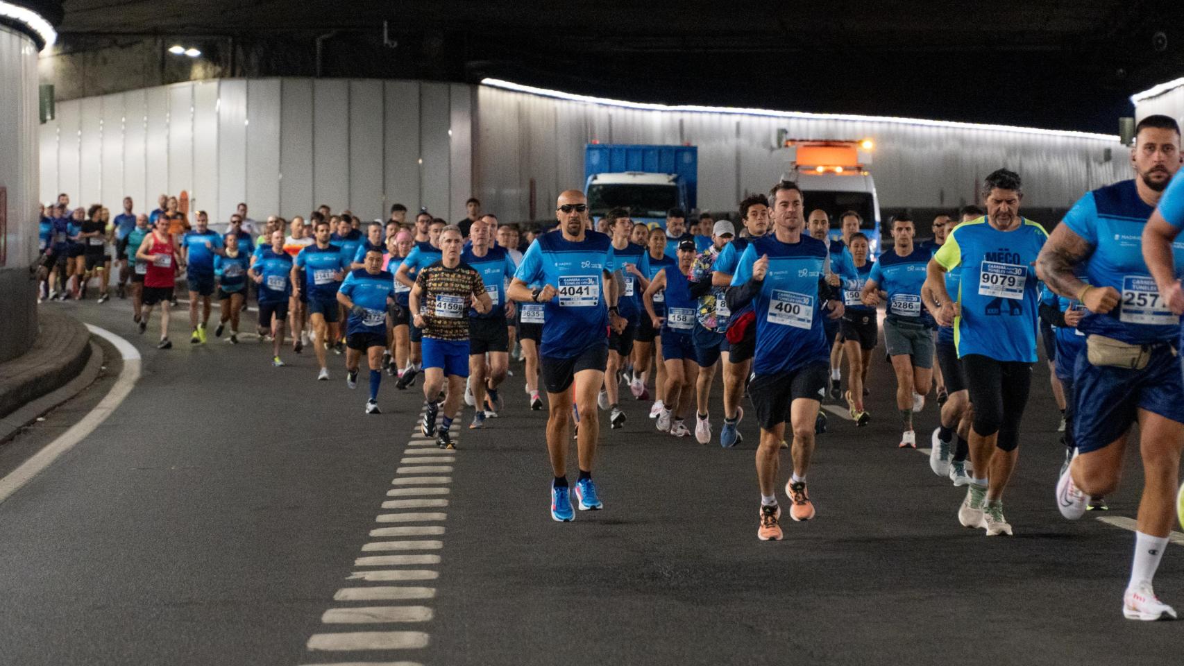 Los corredores en la carrera de los túneles de la M-30.