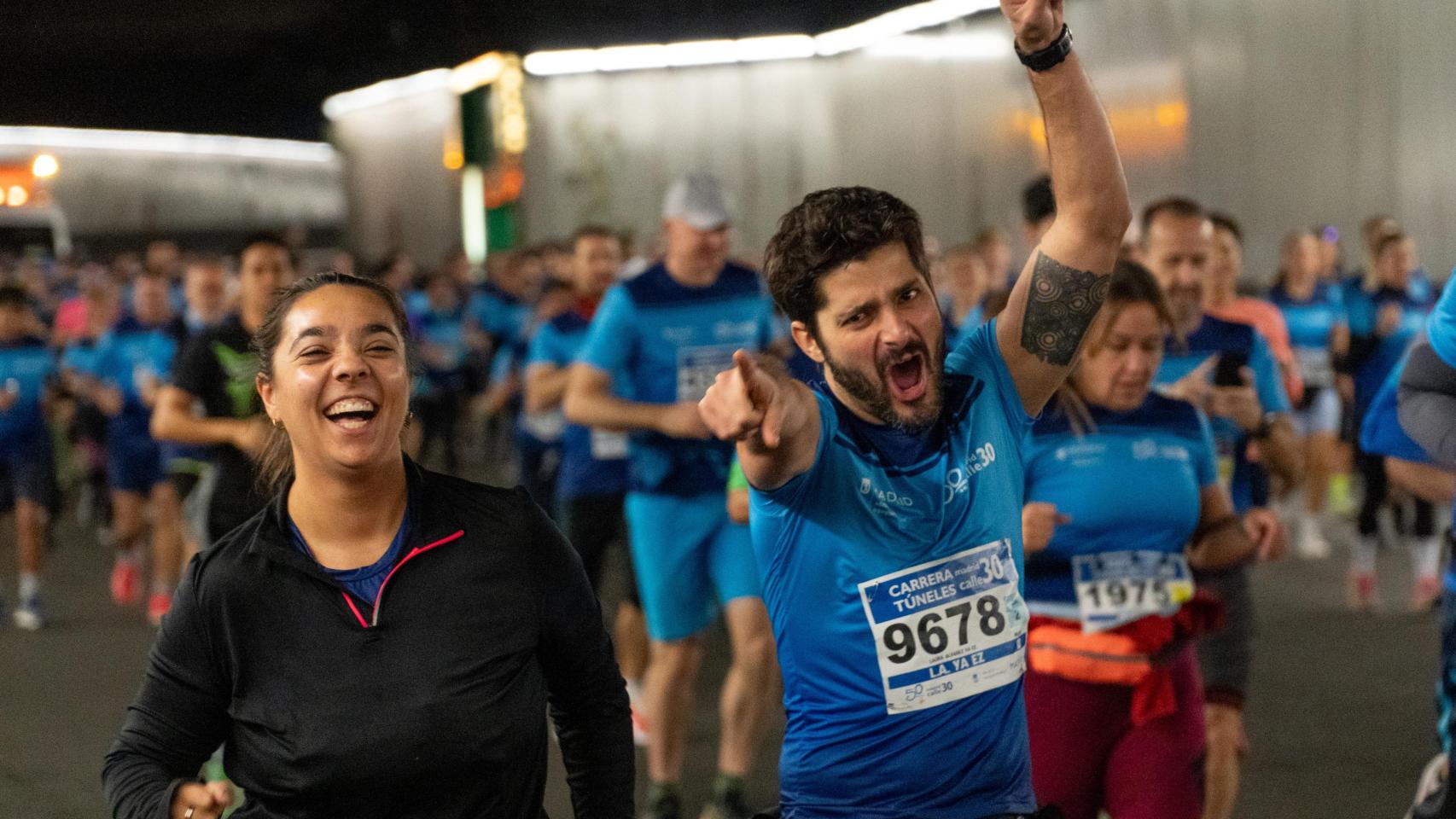 Cientos de 'runners' invaden por primera vez en la historia los túneles de la M-30 al grito de ánimo Valencia