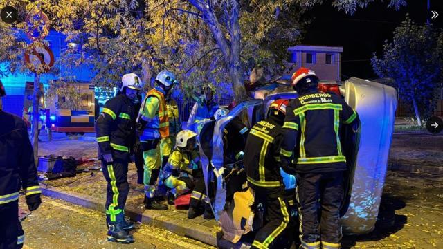 Bomberos de la Comunidad de Madrid rescatando a los tres heridos en el accidente de Leganés.