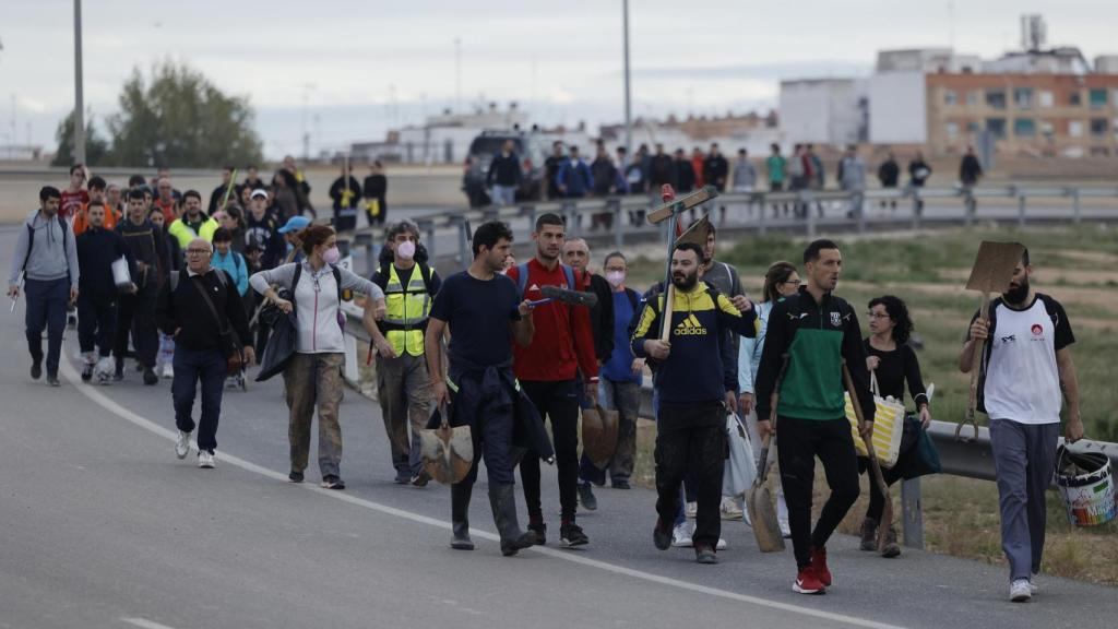 Voluntarios salen desde Valencia en dirección a Paiporta para colaborar en las labores de limpieza y reconstrucción de las zonas afectadas por la DANA, este domingo. Efe / Biel Aliño