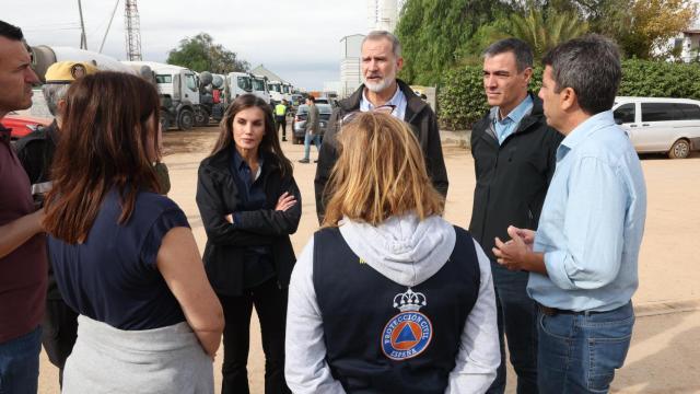 Los Reyes Felipe VI y Letizia en Paiporta. EE