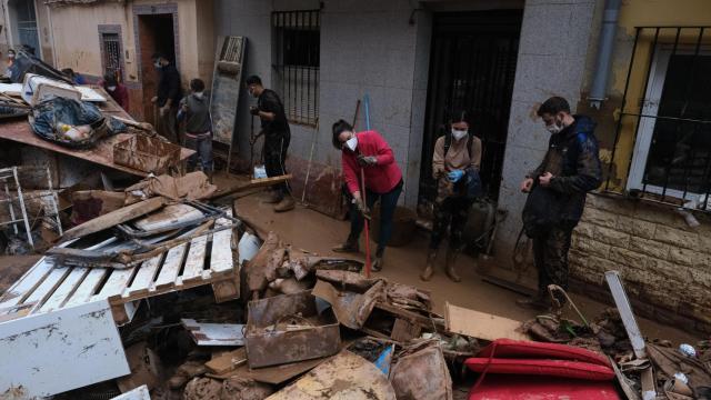 Una mujer en su casa de Aldaia, donde han vivido un auténtico infierno.